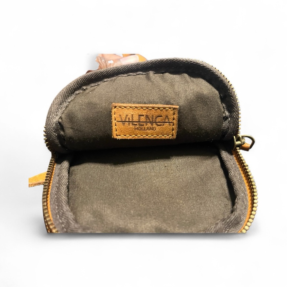 Elegant Tan Leather Crossbody Bag - Picture 3 of 4